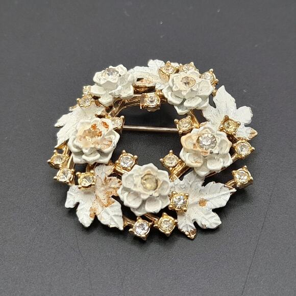 Vintage 1950 Wreath Brooch, White Enamel, Clear Rhinestones, Gold Tone, 1 7/8 In - Picture 5 of 8